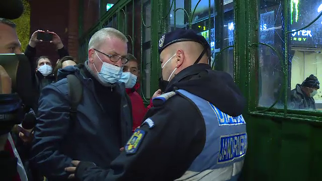 Scandal în stația de metrou Pipera, din cauza demolării spațiilor comerciale: Jandarm: „Nu daţi în geamuri!”