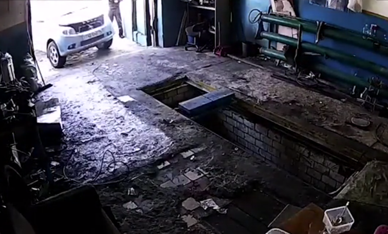 O șoferiță a spulberat cu mașina un mecanic, într-un service auto din Rusia. VIDEO