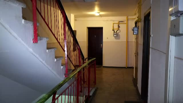 Incident șocant într-o scară de bloc din Sectorul 6. O femeie a fost stropită cu benzină, după care i s-a dat foc