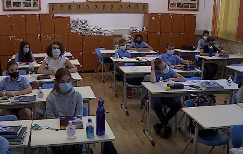 Bilanț după 10 zile de școală: Peste 3.300 de elevi și 1.190 de angajați s-au infectat cu Covid. De unde au luat virusul