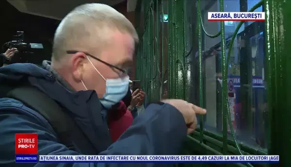 Scandal în stația de metrou Pipera, din cauza demolării spațiilor comerciale: Jandarm: „Nu daţi în geamuri!”