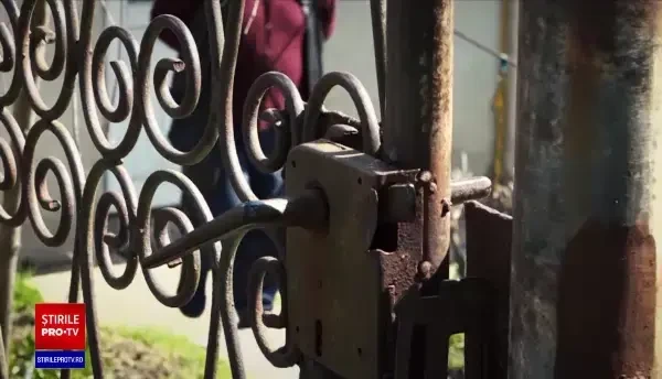 Ce a păţit o bătrână din Huşi după ce a lăsat un vecin în casă. "Te dezgustă de societate"