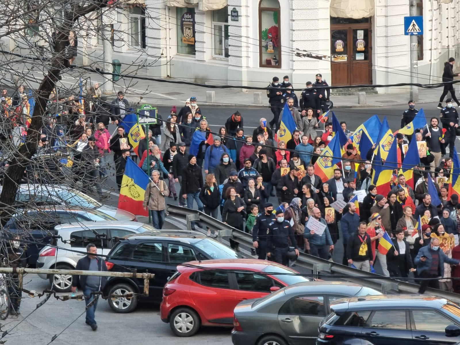 Protest împotriva restricţiilor, în faţa Palatului Cotroceni. Manifestaţia trebuia să se încheie la 19:30