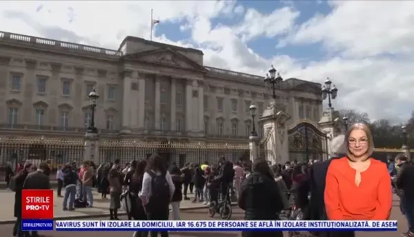 Numeroși britanici s-au adunat în fața Palatului Buckingham, cu flori și mesaje de rămas bun, după decesul prințului Philip
