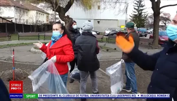 Sute de saci cu gunoaie au fost strânși de pe străzile din Bistrița de angajații Primăriei, în frunte cu edilul: „E relaxant”