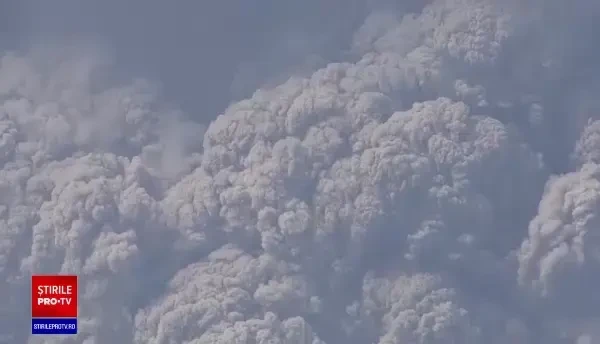 Vulcanul La Soufrière din insula caraibiană Saint Vincent a erupt violent, împrăştiind nori groşi de cenuşă. VIDEO
