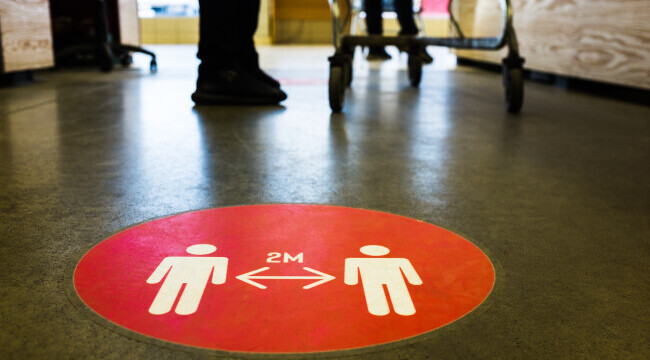 Infectări cu SARS-CoV-2 în creştere, într-una din cele mai vaccinate ţări din lume. Relaxarea ar putea fi amânată