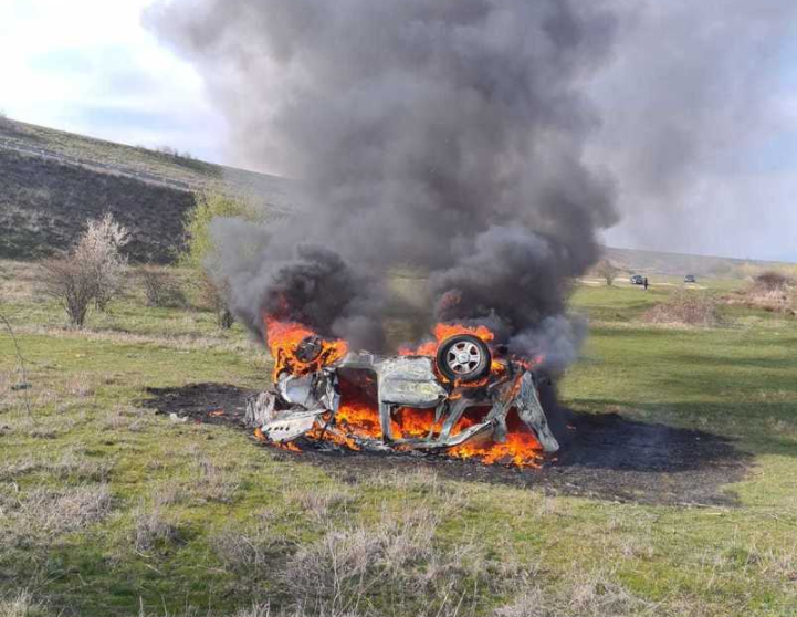 Un autoturism a căzut 30 de metri în gol, după ce şoferul a pierdut controlul direcţiei într-o curbă