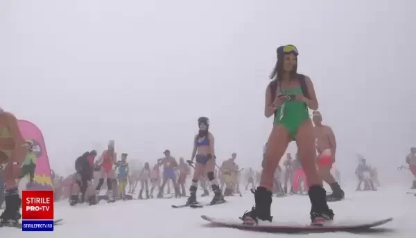 VIDEO. Sute de persoane îmbrăcate în costum de baie au schiat pe pârtiile din Rusia