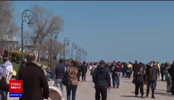 Mii de oameni au venit pe litoral, profitând de vremea frumoasă. "Plecăm la 5, să ajungem la 8 în Bucureşti"