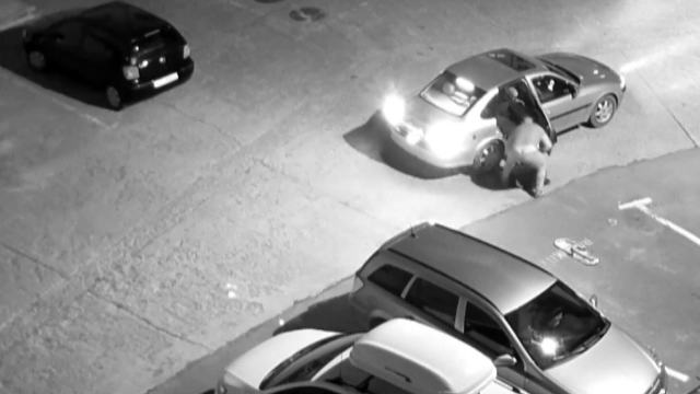 Polițiștii din Onești încearcă să găsească bărbatul care a furat un capac de canal din oraș