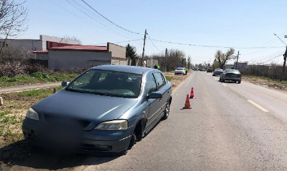 Roata unui autoturism s-a desprins în mers pe DN1A. Un bărbat a fost rănit