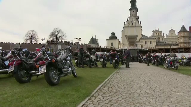 Motocicliștii s-au adunat și în pandemie la o mănăstire din Polonia. ”Respectarea tradiției și credința pot face minuni”