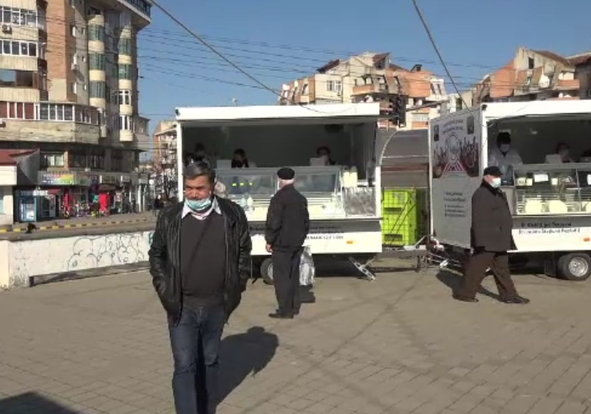 Fermierii din Botoșani își vând marfa din rulote. S-au adaptat la perioada de criză