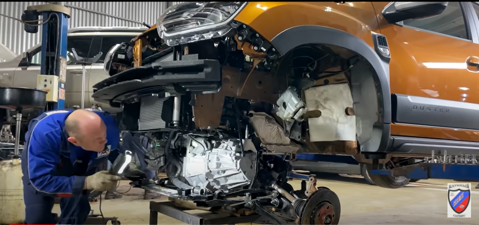 Ce au găsit niște bloggeri ruși după ce au dezasamblat noul Duster: ”Fruct al iubirii dintre francezi și români”