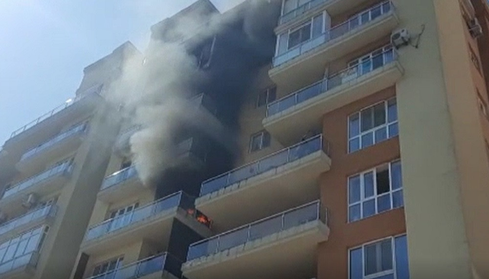 Incendiu într-un bloc din Iași. Doi adulți și un copil au avut nevoie de îngrijiri medicale