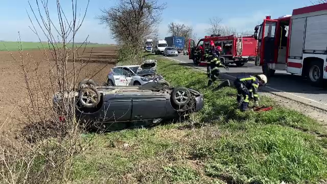Două mașini s-au izbit violent între Arad și Oradea. Două persoane au suferit răni grave