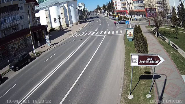 Cum a intrat un curier pe bicicletă într-o mașină, în Roman. Explicația șoferului