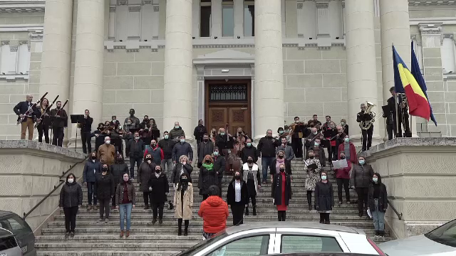 Protest sub formă de concert la Filarmonica Arad, unde jumătate din artiști ar putea fi dați afară