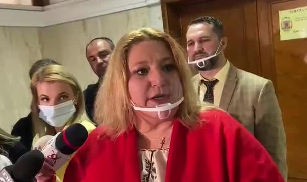 VIDEO. Șoșoacă i-a fentat pe cei din Senat. A intrat într-o sală, deși nu i se permitea