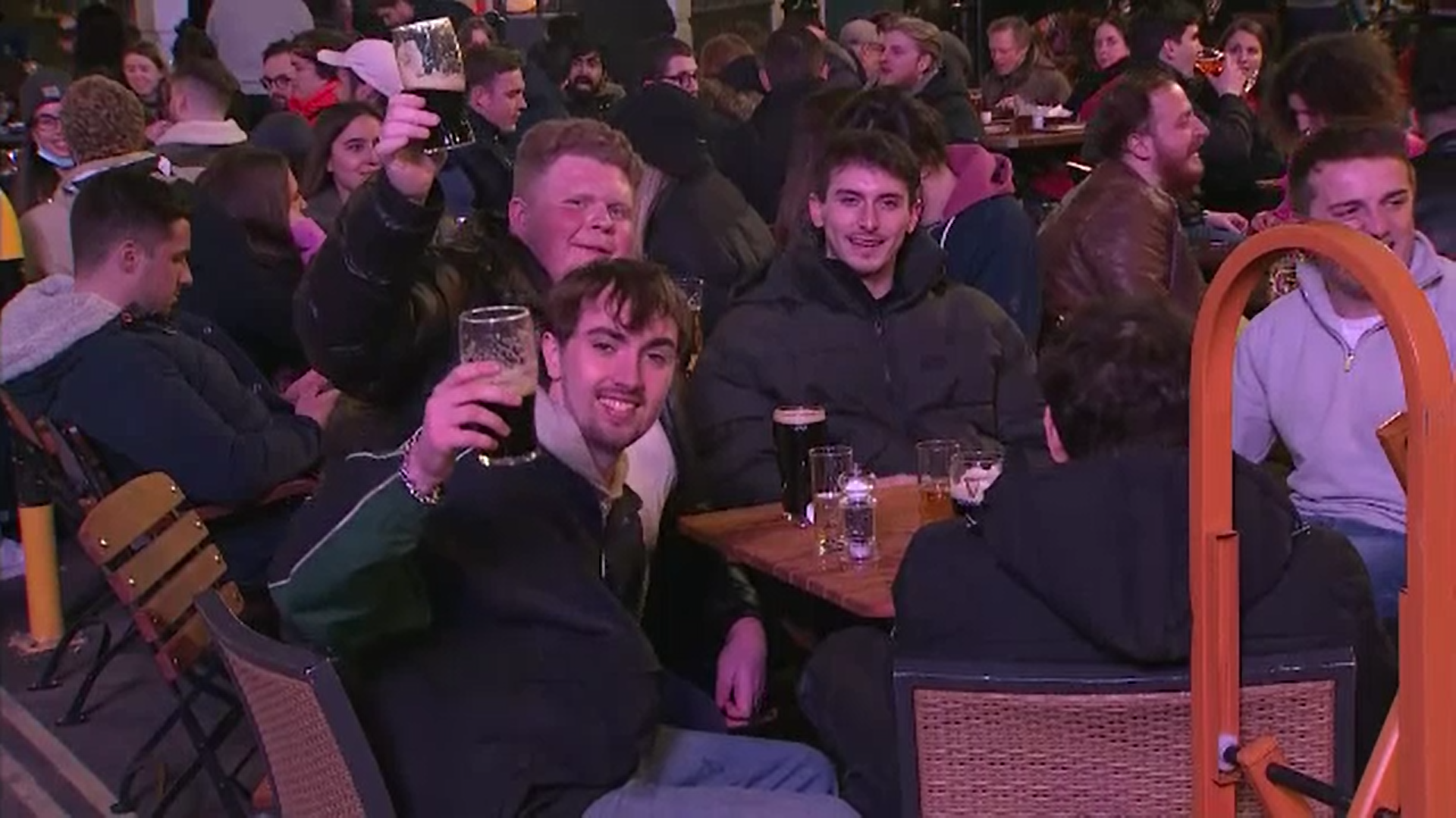 Marea Britanie a redeschis terasele după ce a vaccinat aproape 60% din populaţia adultă a ţării