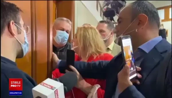 Șoșoacă i-a fentat pe cei din Senat. A intrat într-o sală, deși nu i se permitea