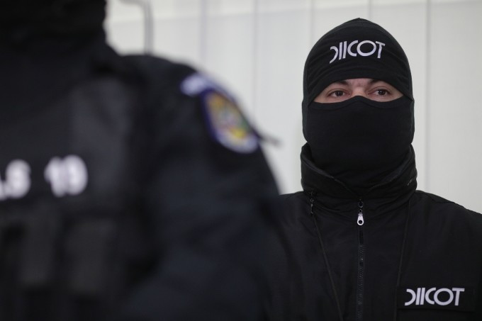 Români care administrau site-uri cu oferte de asasinate la comandă, reținuți de DIICOT