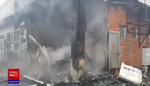 Incendiu puternic în București. Un magazin s-a făcut scrum