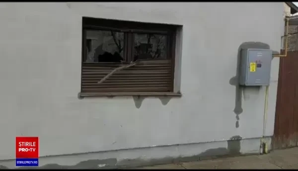 Momente de teroare pentru o mamă și cele două fiice ale ei. Un individ le-a spart geamul de la casă cu un topor