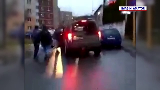 Un bărbat din Brașov a lovit 12 mașini parcate, după ce s-ar fi certat cu iubita lui. Era băut și avea carnetul suspendat