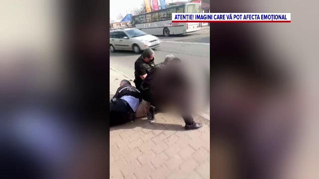 Un bărbat din Piatra Neamț, pus la pământ și încătușat de polițiști. Motivul pentru care a devenit agresiv