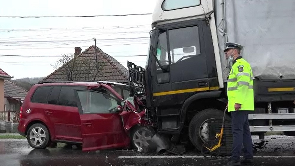 Accident grav cu o tânără de 20 de ani, care s-a izbit de un camion: ”Am impresia că mânca”