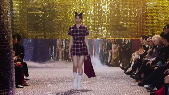 Dior și-a prezentat noua colecție de toamnă-iarnă. Predomină carourile și paietele