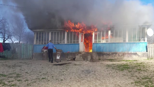 Doi copii din Iași au dat foc la casă, încercând să încălzească mâncarea. Familia locuiește acum la rude