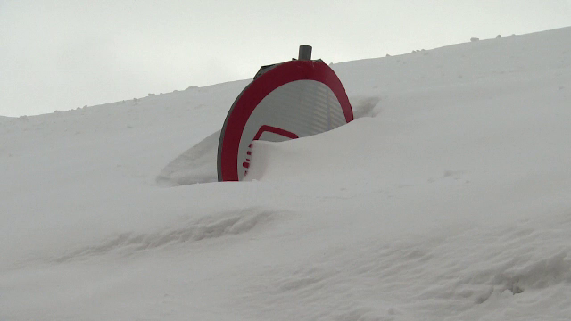 Iarna târzie le dă planurile peste cap cabanierilor. Transalpina rămâne închisă de Paște, din cauza zăpezilor