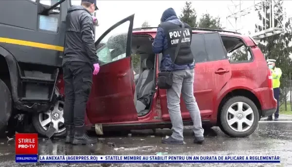 Accident teribil în Mureș. O tânără de 20 de ani a ajuns cu mașina sub un camion