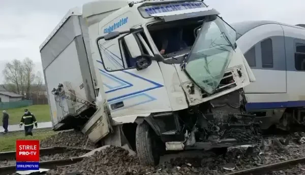 Accident grav în județul Vaslui. Un TIR a fost lovit de două trenuri