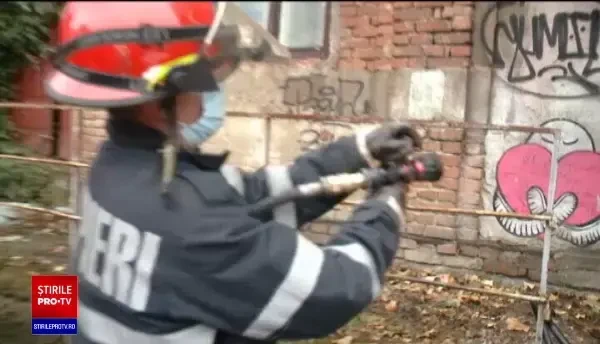 Incendiu la o clădire abandonată din Cluj, unde se adăposteau oamenii străzii