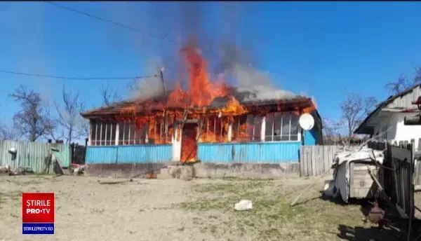 Doi copii din Iași au dat foc la casă, încercând să încălzească mâncarea. Familia locuiește acum la rude