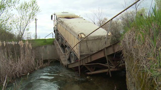 Un camion a rupt un pod din Dâmbovița, după ce șoferul a fost păcălit de GPS. ”Odată a trosnit și…”