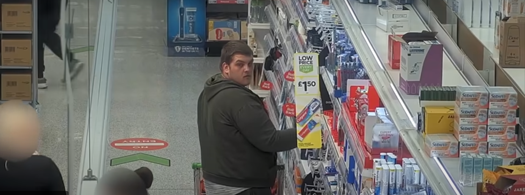 Șase români au fost condamnați la închisoare în Marea Britanie pentru furturi din magazine. Ce metodă aveau. VIDEO