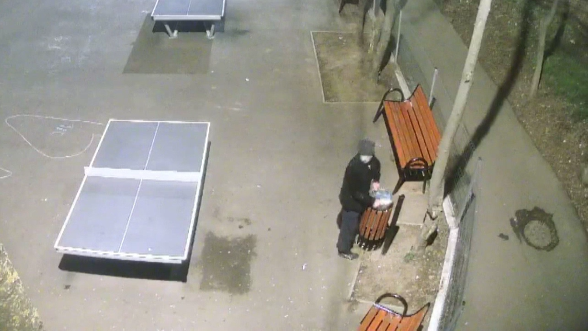 Un bărbat din Brăila a fost surprins în timp ce fura coșuri de gunoi din spațiile publie