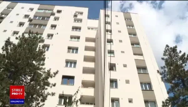 Un bărbat și-a luat copilul în brațe și a amenințat că se aruncă de la etajul 9