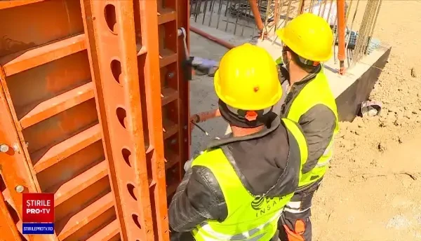 Lucrările la noua centură a Capitalei, încetinite de lipsa de muncitori. Salariile ajung la 8.000 de lei