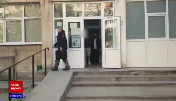 Bărbatul care a amenințat că se aruncă de la etajul 9 a fost reținut pentru șantaj