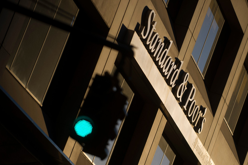 Agenţia Standard & Poor's modifică ratingul României de la ”negativ” la „stabil”. Nu se mai întâmplase acest lucru din 2013