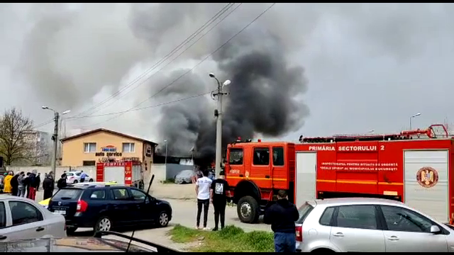 Incendiu la un service din Capitală. Patru mașini de lux au ars complet