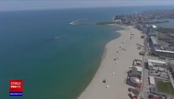 Fenomen rar la Marea Neagră. Ce culoare are apa mării și care este explicația