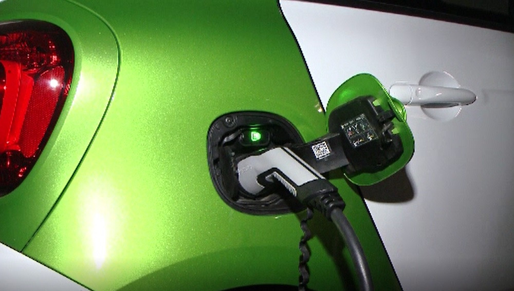 Mașinile electrice, tot mai populare în România. Câţi bani dă statul prin Rabla şi Rabla Plus