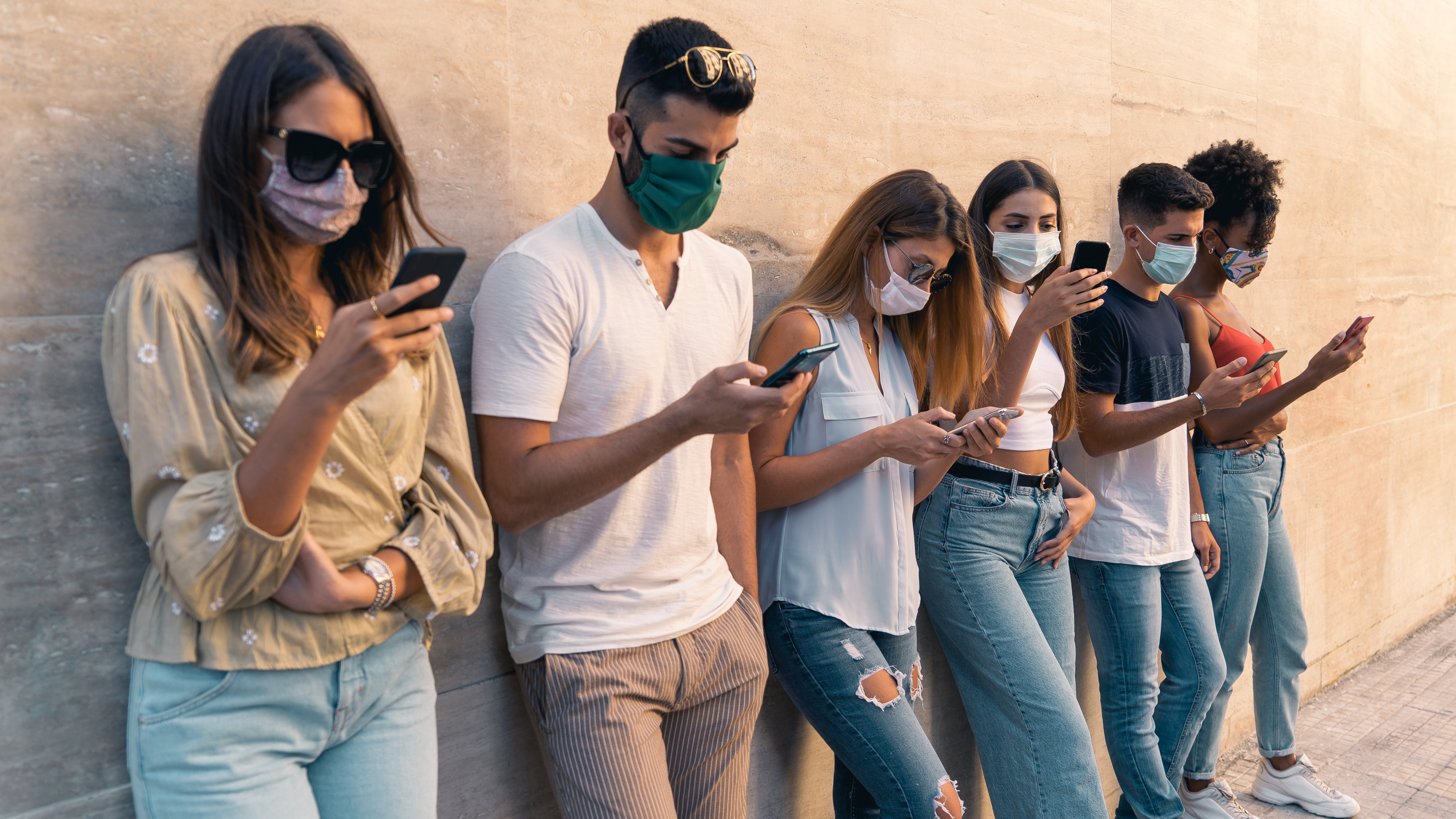 Zeci de tineri vindecați de Covid-19 se vor reinfecta, intenționat. Care este scopul studiului